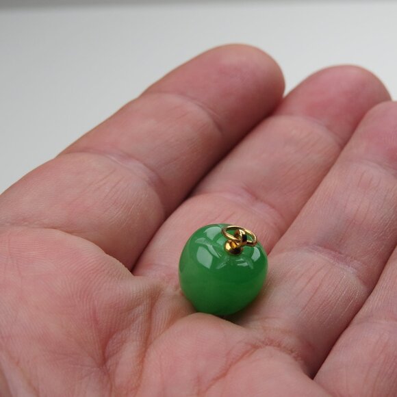 14k Jade Apple Pendent - Picture 1 of 3